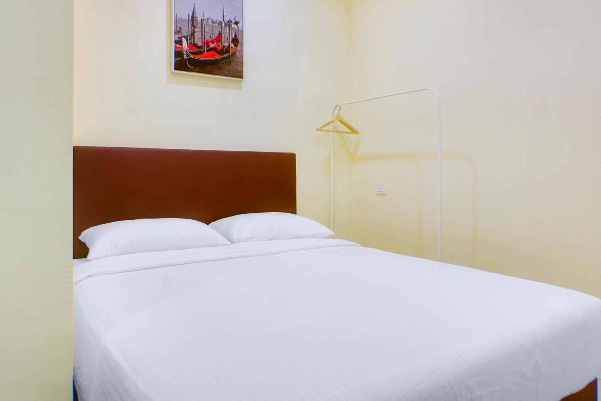 Oyo 90090 Roselyn Inn 2 Пасир-Гуданг Экстерьер фото